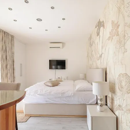 Mona Lisa's View In Old Town *