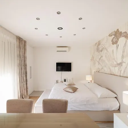 Mona Lisa's View In Old Town Апартаменти