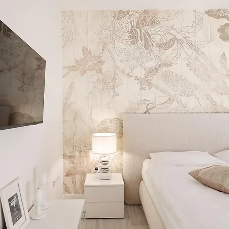 Mona Lisa's View In Old Town