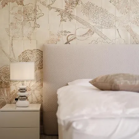 Mona Lisa's View In Old Town Apartment *